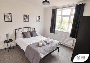 ◑Stunning 2 Bed Flat ◑Wifi ◑Parking ◑Yard◑Nr Park◑